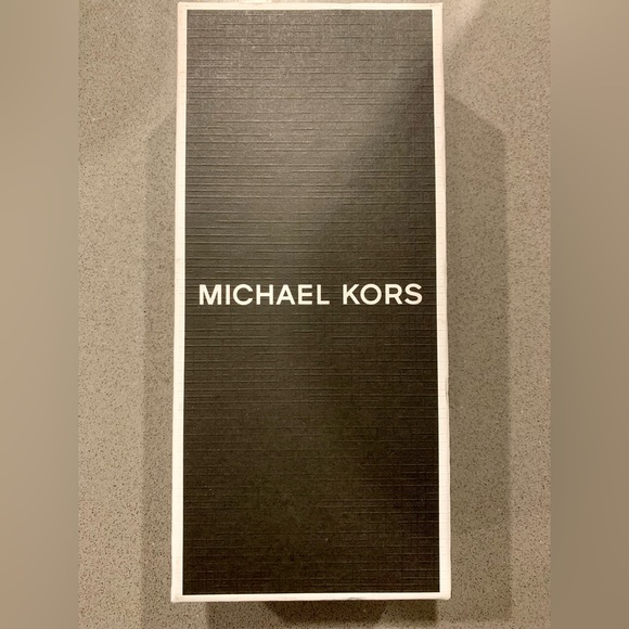 MICHAEL MICHAEL KORS
Hudson Logo Lanyard Case for Apple AirPods Pro® - Picture 6 of 8